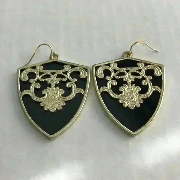 Olivia Welles new Annabelle Detail Earrings - Picture 5 of 8